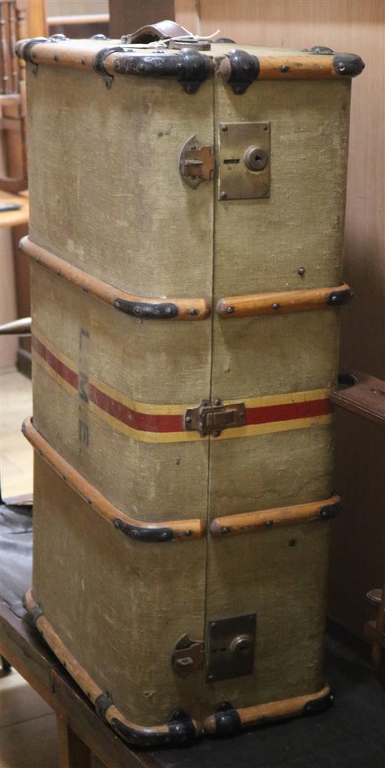 A canvas trunk W.93cm